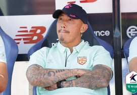 Huấn luyện viên Cha Du-ri nói rằng không có cầu thủ giỏi thì sẽ không có chiến thuật." Giơ ngón cái lên cho các cầu thủ [hiện trường Mokdong]