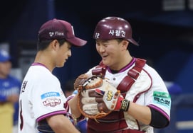 [Chụp ảnh] Kim Keonhee 'Junhyun à, cậu đánh bóng nên cứ ném thoải mái đi'