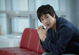 "Покойный Ли Сон Гюн 'на моей стороне'.Прокуратура, полиция, я не могу простить тебя всю жизнь" Режиссер Бён Ён Чжу из "Хвача" сказал, что жалкие замечания [человек.]