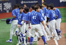 [Chụp ảnh] Kang Min Ho, dù trận đấu có thua thì vẫn chào Park Byung Ho...