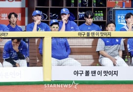 [フォト] ウォン・テイン『だんだんと低くなる首』