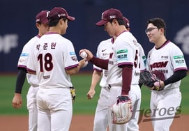 『父の親友おじさん』パク·ビョンホが渡したボールを受け取ったパク·ジュンヒョンは超緊張→結局アン·ウジンすらできなかった『高校卒業新人』のデビュー先発勝利を成し遂げた