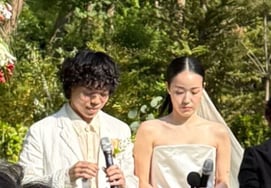 После совместного проживания пара снова и снова...Ozon ♥ "Братья-актрисы" Чон Чон Уни раскрывает сказочную свадьбу на открытом воздухе [человек.]