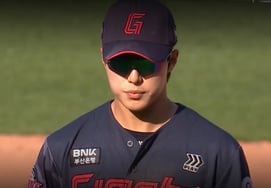 'Lotte and KIA kicked each other's chances away in the final inning' — Han Tae-yang's heartbreaking error in the bottom of the 9th inning, followed by Han Jun-soo's futile double play [Yesterday's Baseball Moment]