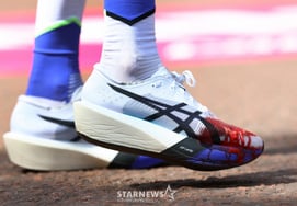 "Giày chạy phủ đầy máu." Cuộc đua địa ngục diễn ra vào ngày đầu tiên của nhân loại đạt kỷ lục marathon trong vòng 1 tiếng đồng hồ