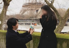 オク・テギョン、エッフェル塔でのプロポーズに続き結婚式が流出..新婦の顔が露出した論争 [総合]