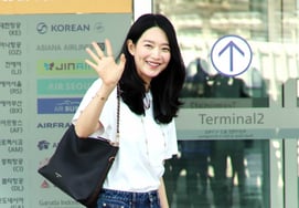 Shin Min-a completes airport fashion with jeans and a white T-shirt [★Photo]