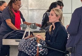 「足の切断危機」リンジー・ボーン、まだ歩けない「車椅子に乗った近況」を捕らえる··· 「病床で悪質コメント投稿者と闘い、うつ病になった」と告白