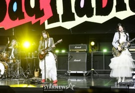 QWER、ステージ上で輝く妖精たち [★写真]