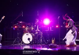 QWER、ステージを満たすエネルギー [★写真]