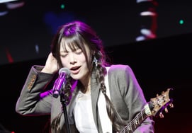 シヨン、いつ聴いても魅力的な声 [★写真]