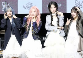 QWER, the fairies return after 10 months [★Photos]