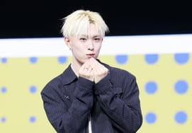 ヒュイ、かわいらしいリスのポーズ [★写真]