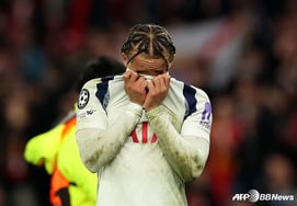 「胸が裂ける」「ソン·フンミンの後継者シモンズ、ACLで衝撃的な負傷→シーズン離脱·ワールドカップも消えた」