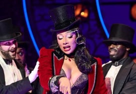 「浮気したクレイ・トンプソンは許せない」メーガン・ディ・スタリオン、別れ宣言後にステージで涙