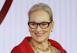 "Quỷ sứ Prada 2 Merrill Streep" khi mọi người tụ tập lại cười nói, chỉ có mình tôi…Đỉnh núi cô đơn".