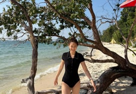 Seolhyun bắt được sao biển ở Việt NamĐồ bơi ôm body vẫn vậy à? "