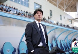 3 đạo diễn đã rời đi sau 2 tháng."' 'Gió dao bất thường' thổi vào K-League 2