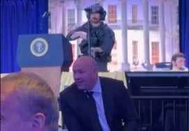 Говоришь, перестрелка в Белом доме была классной? Президент UFC, который был на месте: "Даже если бы пуля летела, я бы не летел наверх." Героическая история "Счастливый день" с волнением