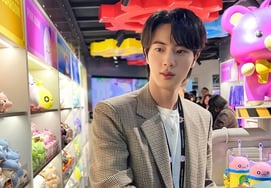 Jin (BTS) tỏa sáng với 'Worldwide Handsome' tại Lotte World Maple Island