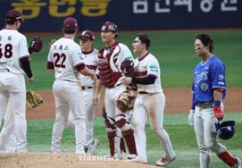 Сейчас сильнейшая команда KBO - Кивум! Недавно 6 побед и 1 поражение с уверенностью "1 место" →6 игр "8 пробежек" удивительно... Противостояние с Лотте и Дусан над рейтинговой таблицей на этой неделе.