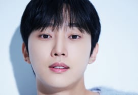 Jinyoung và I.O.I tái ngộ sau 10 nămTham gia bài hát 'Goodbye with a smile' phát hành trước