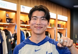 Kim Hye-seong Finally Receives World Series Championship Ring! "I Could Have Joined Another Team Two Years Ago, But I Chose the LAD" — Roberts Offers Storm of Praise