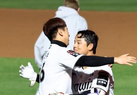 404G-1486击球位的等待，出道8年后的决胜球！ KT姜敏成的名字被刻上了"明确" "比想象中还要刺激 希望以后能有更多这样的日子" [水源现场]