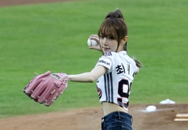 [Chụp ảnh] Choi Yena ném bóng mở màn: Kim Ji Chan đóng băng