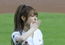 [Chụp ảnh] Nụ hôn tay của Yena là điều cơ bản mà."'