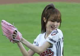 [Фото] Чхве Йена 'Как насчет церемонии для котенка?'