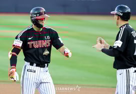 [フォト] 親チーム相手に『1回表先制打点』を決めたチョン・ソンホ