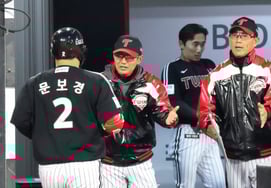 [Фото] "Спасибо тебе еще одно очко!' Тренер Ём Кён Ёп