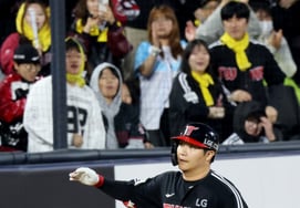 [Фото] В начале 4-го иннинга 'Сольный хоум-ран против Саура' Мун Бо Гён