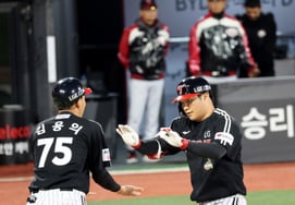 [相片儿] 以2比0领先的LG队文宝京"面对萨乌尔击出1分本垒打"