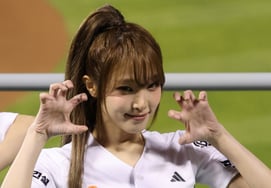 [Фото] Чирлидер Йена порвала с трибуны болельщиков