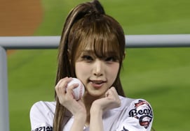 [Photo] YENA: "Whose ball should I give for the first pitch?"