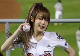 [Photo] Yena once threw a ceremonial first pitch with the sign "I'm throwing the pitch!"