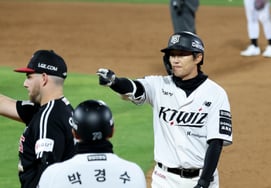 [Photo] Min-hyeok delivers a go-ahead, two-RBI double to turn the game around!
