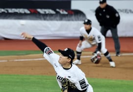 [Photo] 'Hold the one-run lead!' Han Seung-hyeok enters in the top of the 8th inning