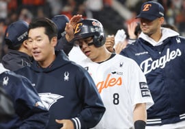 「ドーパミン爆発」ハンファ延長戦での勝利、キム・ギョンムン監督はなぜ頭を垂れたのか 「良い試合をたくさん見せられなくて…」" [大田現場]