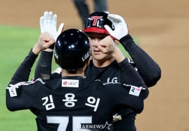 [Фото] О Джи Хван, "2 RBI в начале 8-го иннинга" против Пак Ён Хёна.