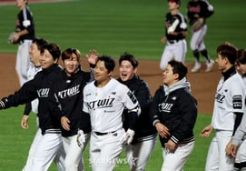 [Фото] «Сегодняшний главный герой - это Мин Сон!' Кан Мин Сон - удар, который закончился первым ударом в конце 10-го иннинга.