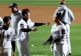 [Фото] 'Давай обнимем брата Минсу!' Кан Мин Сон - удар, который закончился первым ударом в конце 10-го иннинга.