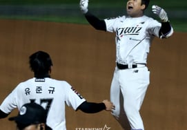 [One-shot success] 'Ending the season with the first at-bat' LG game, 10th inning walk-off hit by Kang Min-sung