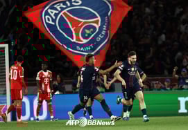 "足足射进了9个球。"' PSG以5比4战胜拜仁，"先发制人进入欧冠四强" 李康仁和金敏宰双双缺阵