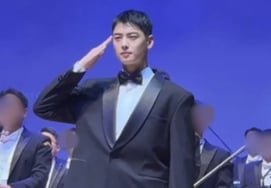 Ча Ын У в костюме впервые появился после "дискуссии по уклонению от уплаты налогов в 20 миллиардов" [человек.]