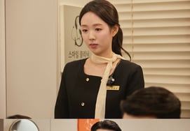 Lee Soo Ji, tiền bối Lee Ye Eun, phó giám đốc tham vọng Kim Kyu WonCông thần hạng nhất của SNL Hàn Quốc 8