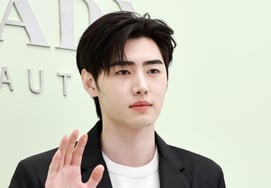 エンハイプンのソンフン『彫刻の挨拶』 [★写真]