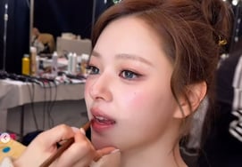 Jeong Yeon (Twice) khoe xương quai xanh của mình. Mình ốm rồi."